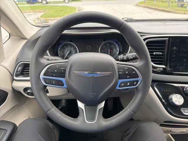 Used 2023 Chrysler Pacifica Touring-L FWD image 32