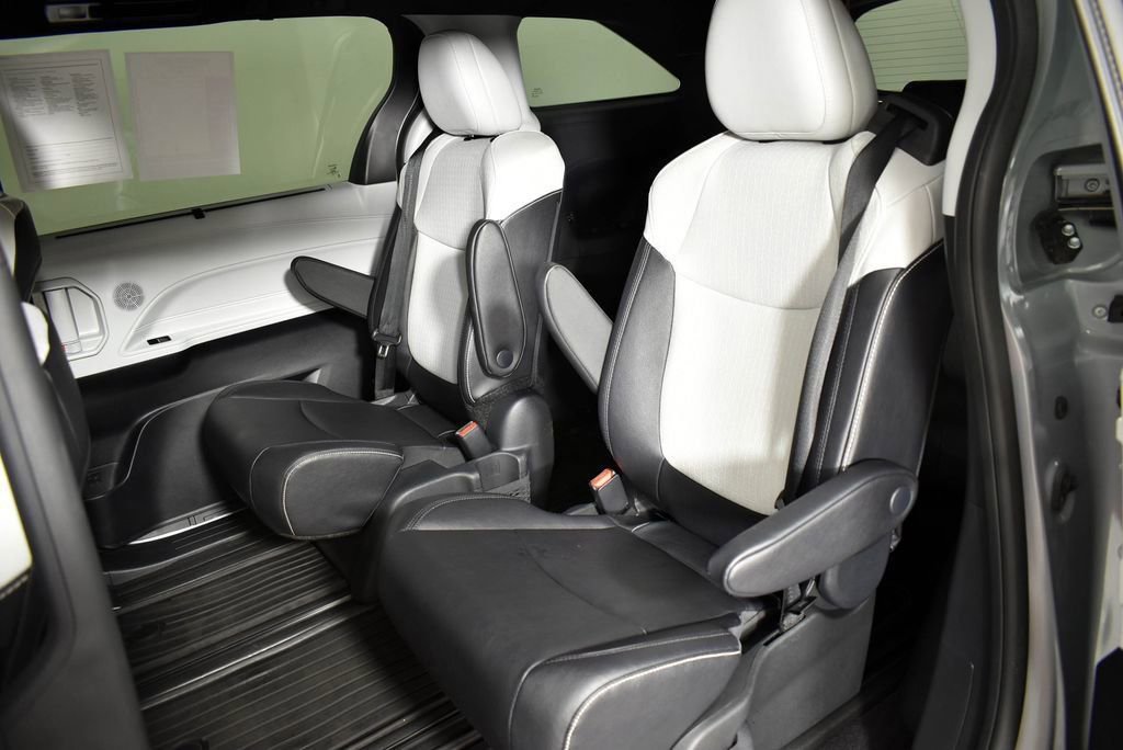 Used 2025 Toyota Sienna XSE w/ XSE Plus Package image 17