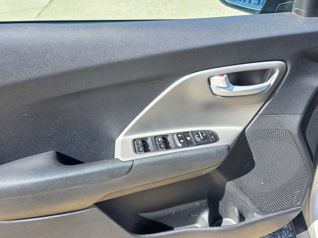 Used 2017 Kia Niro LX FWD image 13
