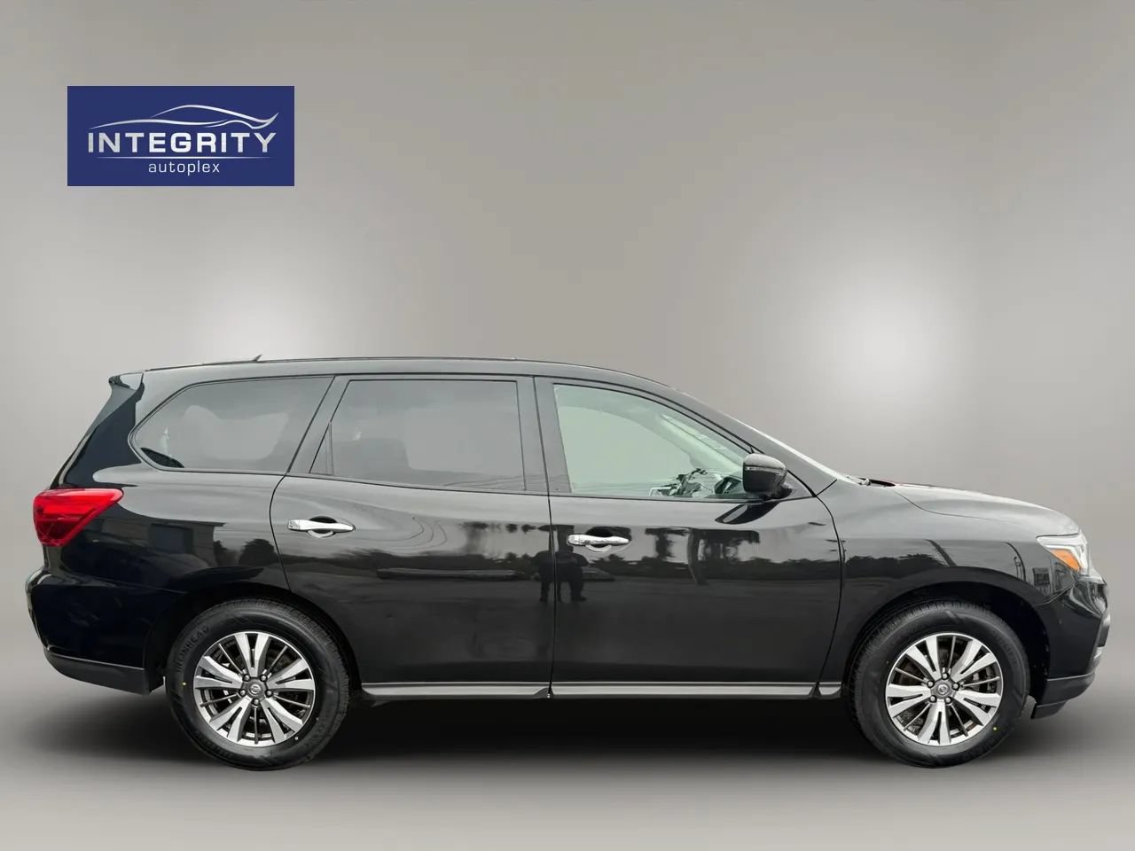 Used 2019 Nissan Pathfinder SV AWD/4WD image 2