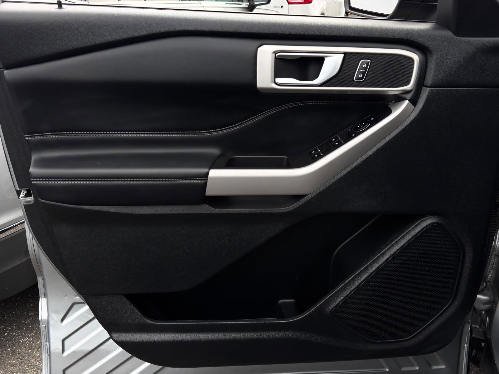 Used 2022 Ford Explorer XLT w/ Equipment Group 202A image 13