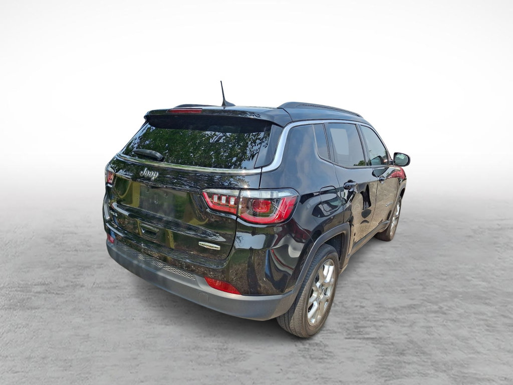 Used 2023 Jeep Compass Latitude w/ Sun and Sound Group AWD/4WD image 3