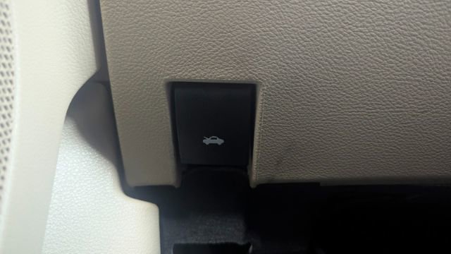 Used 2011 Jeep Grand Cherokee Limited image 31