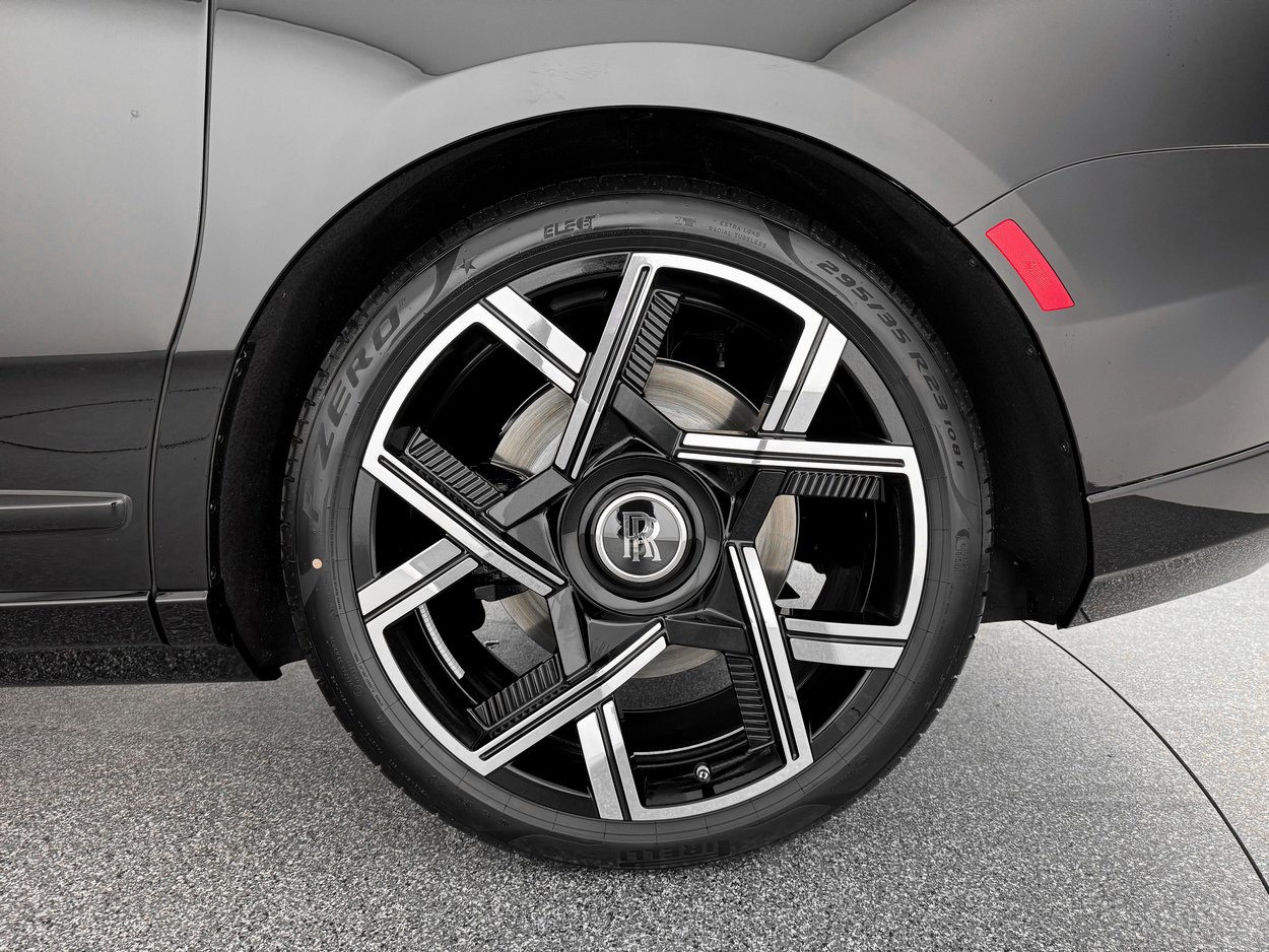 New 2026 Rolls-Royce Cullinan Black Badge image 41