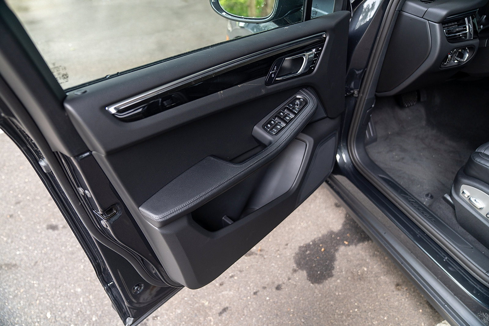 Used 2025 Porsche Macan Base image 15