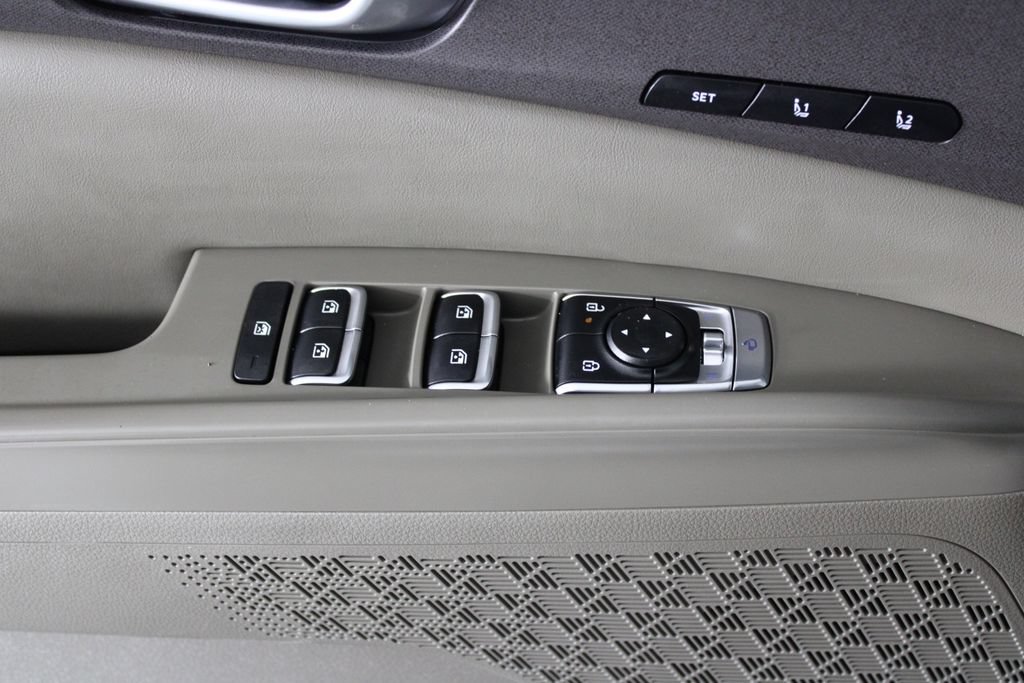 Used 2025 Kia Carnival EX FWD image 24