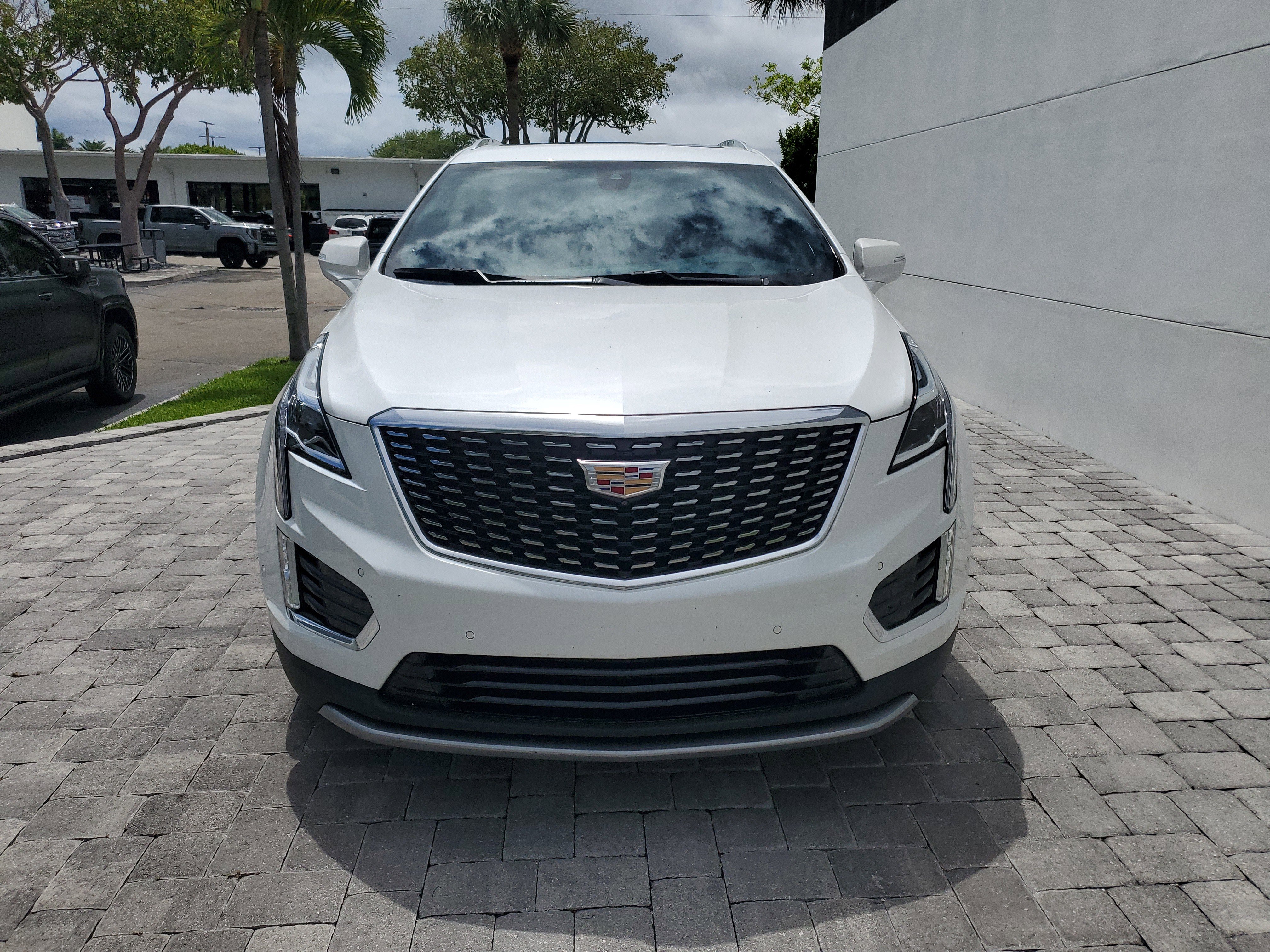 Used 2023 Cadillac XT5 Premium Luxury w/ Technology Package image 2