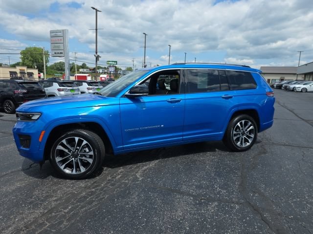 Used 2023 Jeep Grand Cherokee L Overland w/ Advanced Protech Group III AWD/4WD image 3