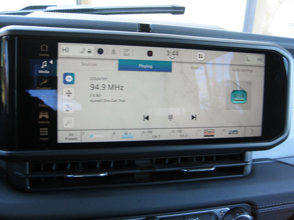 Used 2025 Jeep Wrangler Unlimited Sahara w/ Safety Group image 19