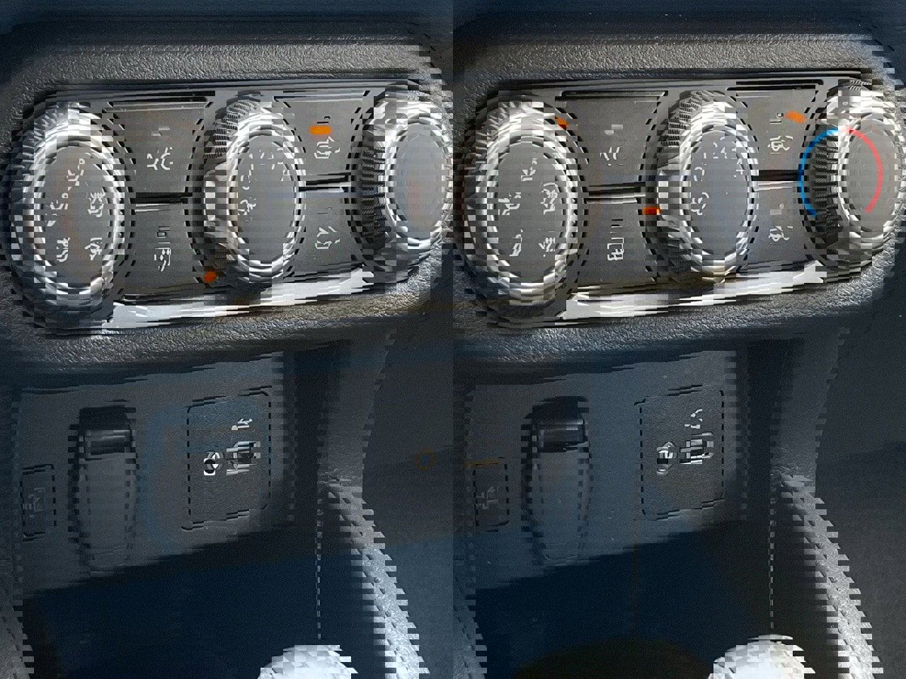 Used 2025 Nissan Versa SV image 31