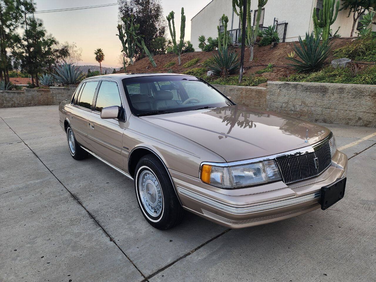 Used 1988 Lincoln Continental Signature FWD image 9