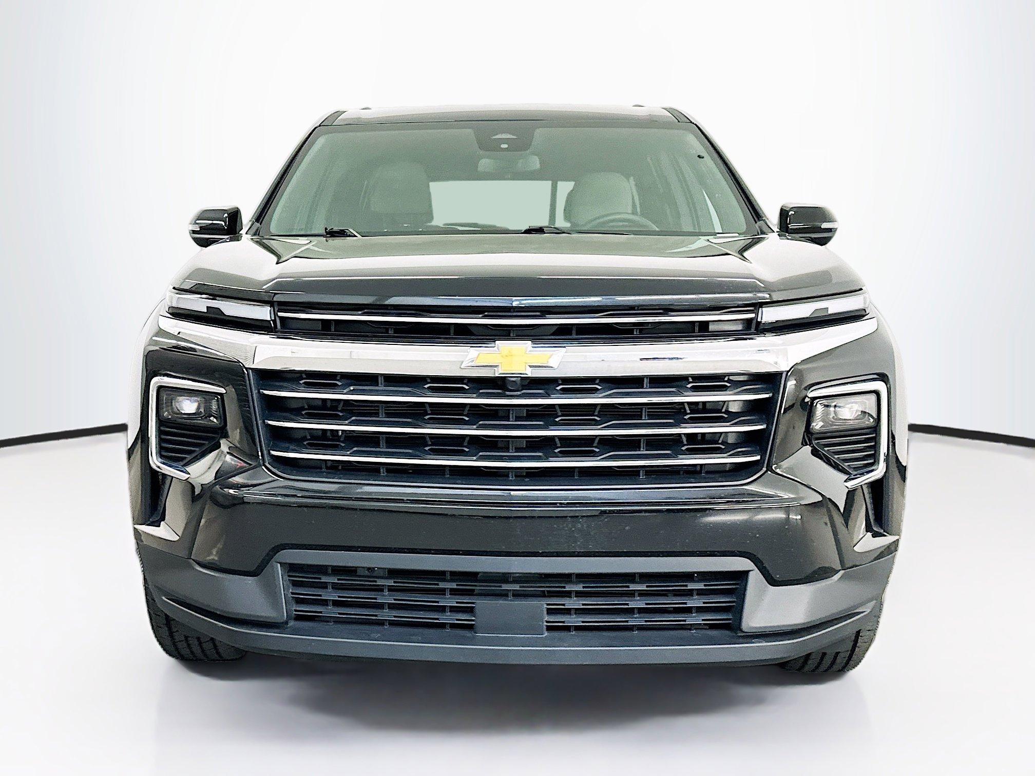 Used 2025 Chevrolet Traverse LT image 2