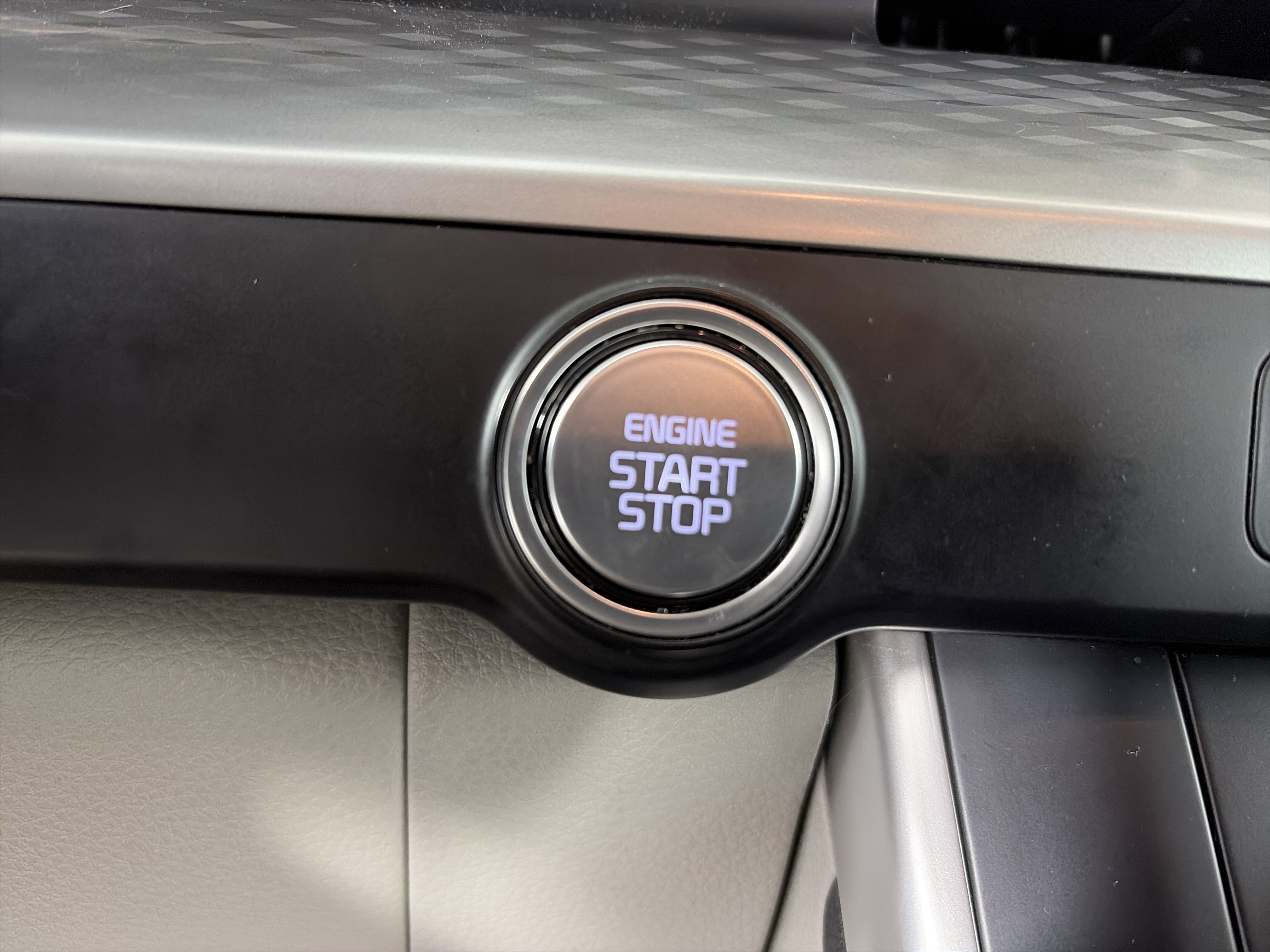 Used 2024 Kia Carnival LX image 33