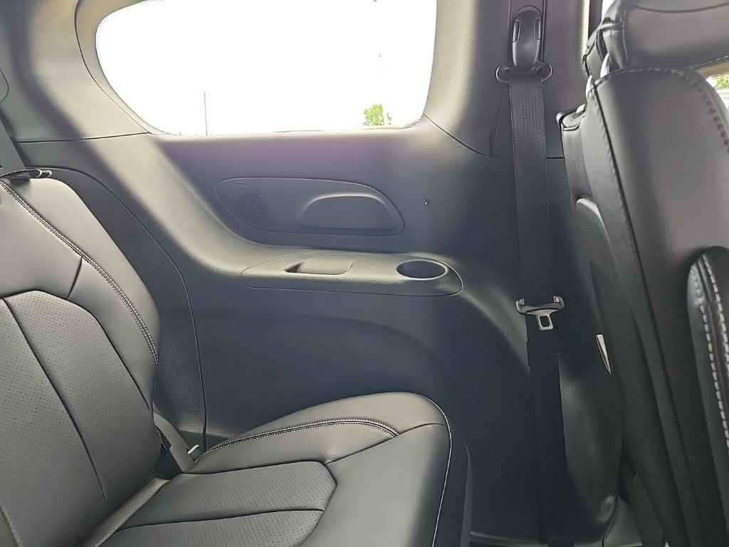 New 2027 Chrysler Pacifica Select w/ Family Tech Group FWD image 92