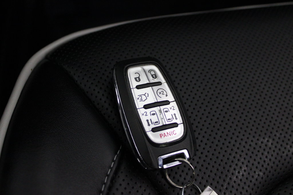 Used 2026 Chrysler Pacifica Limited FWD image 31