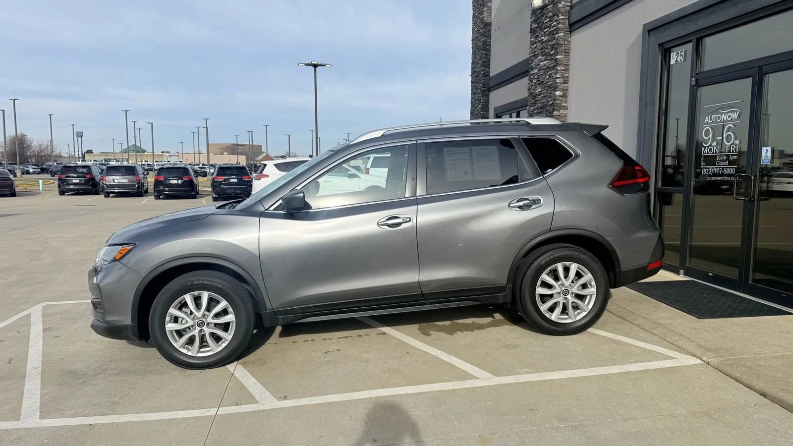 Used 2020 Nissan Rogue SV image 3