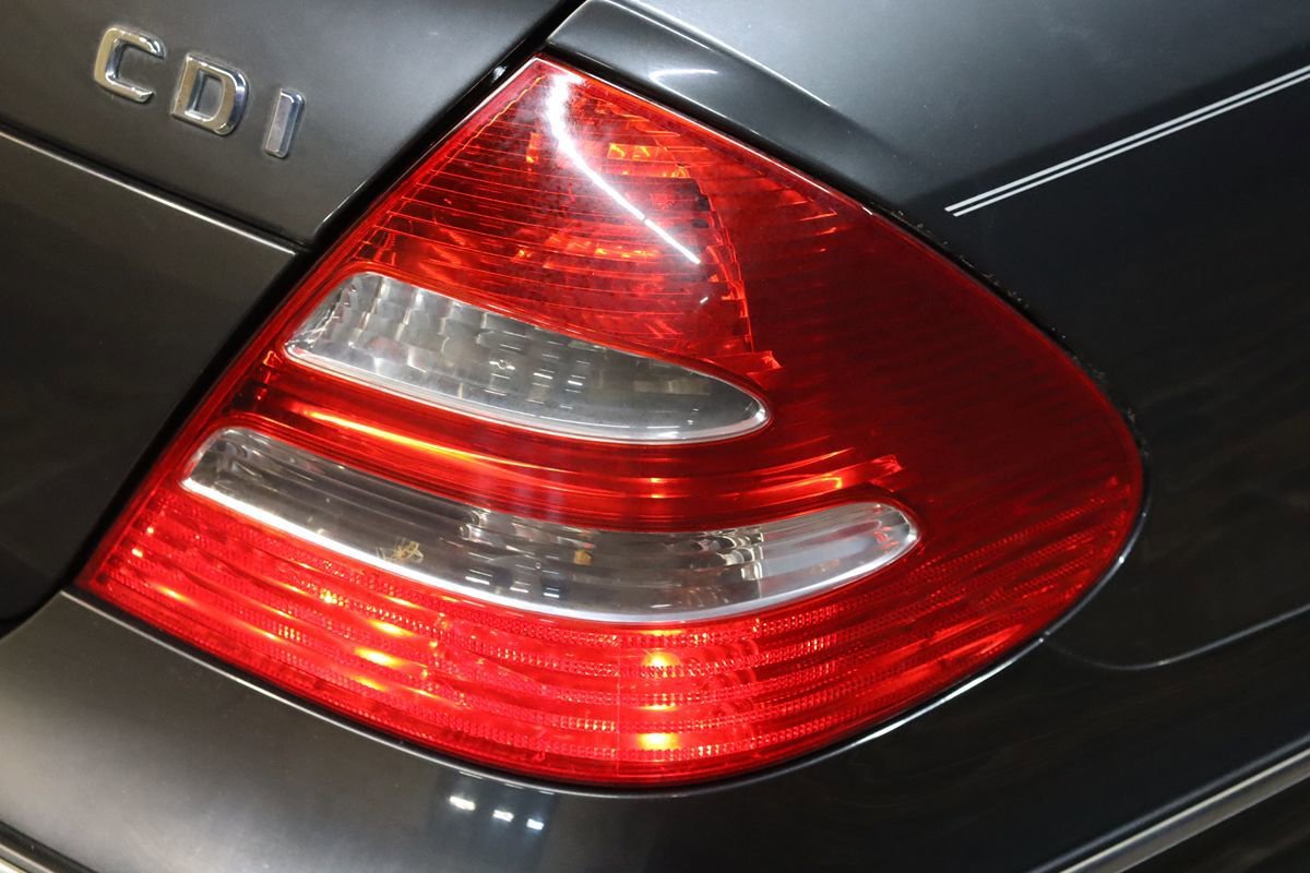 Used 2005 Mercedes-Benz E 320 CDI Sedan image 17