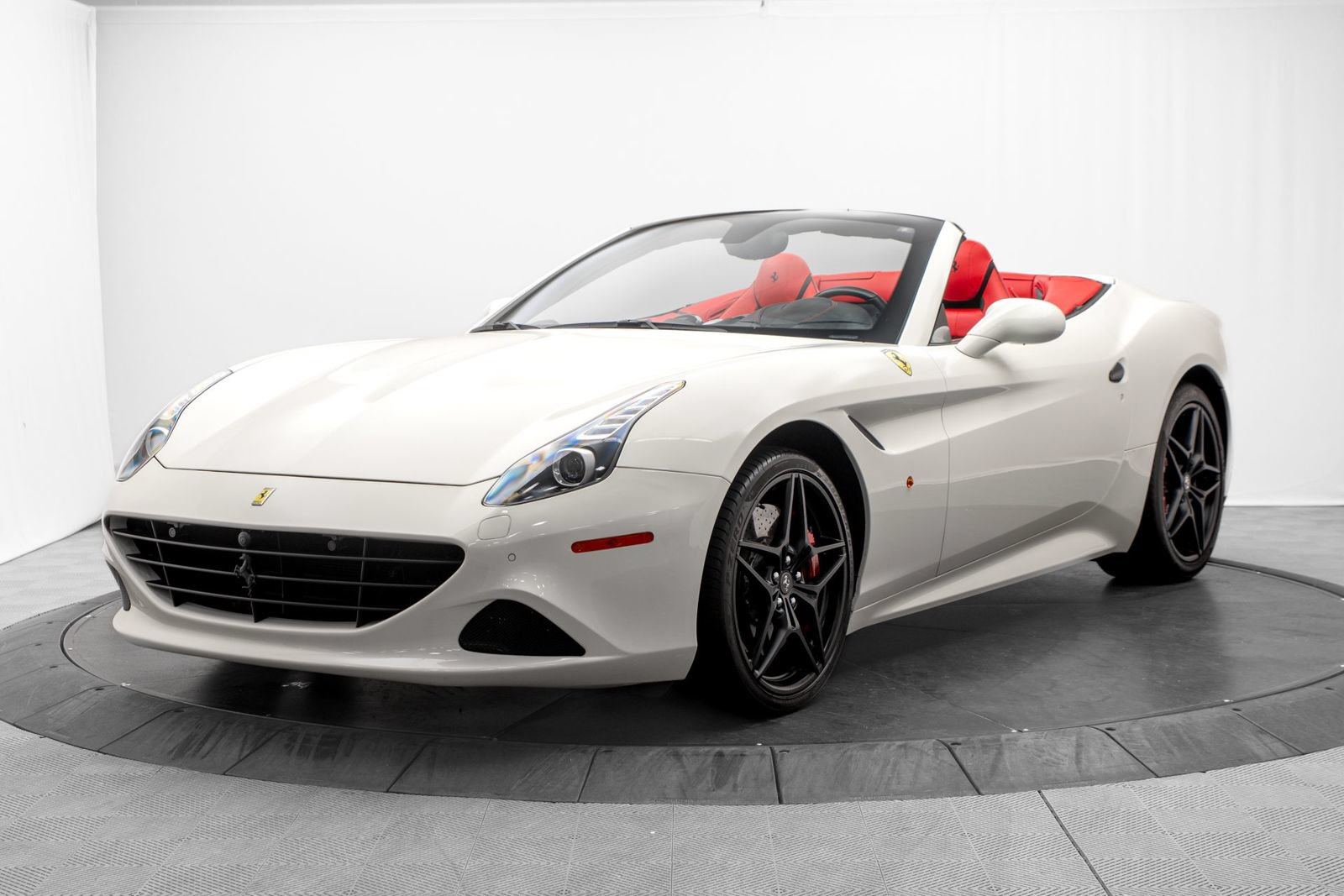 Used 2016 Ferrari California T RWD image 3