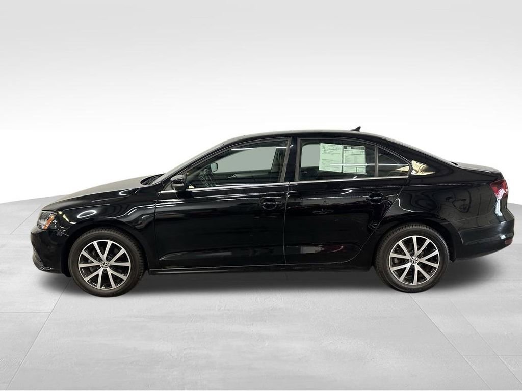 Used 2017 Volkswagen Jetta SE image 2