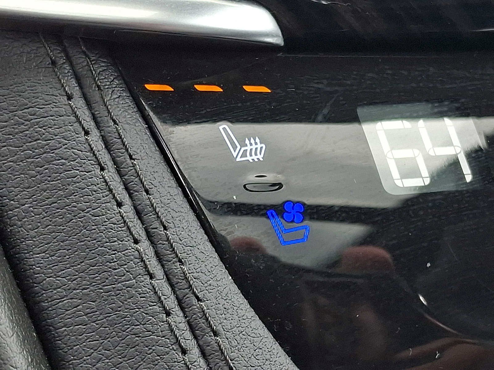 Certified 2024 Cadillac XT6 Premium Luxury w/ LPO, Floor Liner Package AWD/4WD image 24