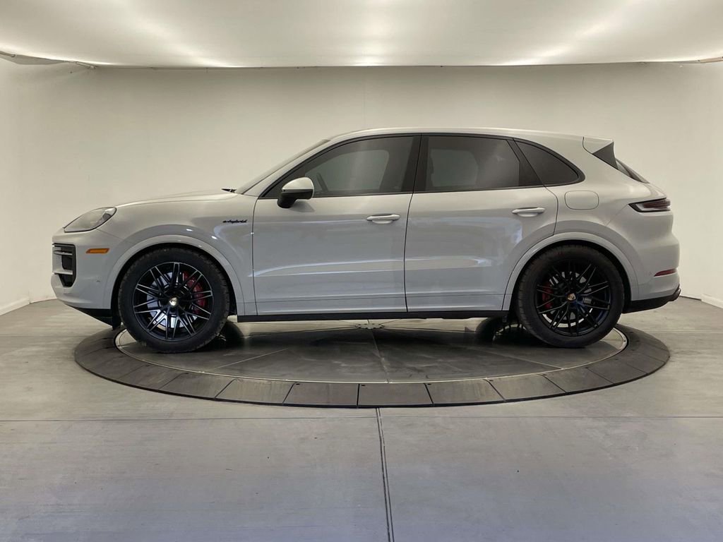 Used 2025 Porsche Cayenne S image 2