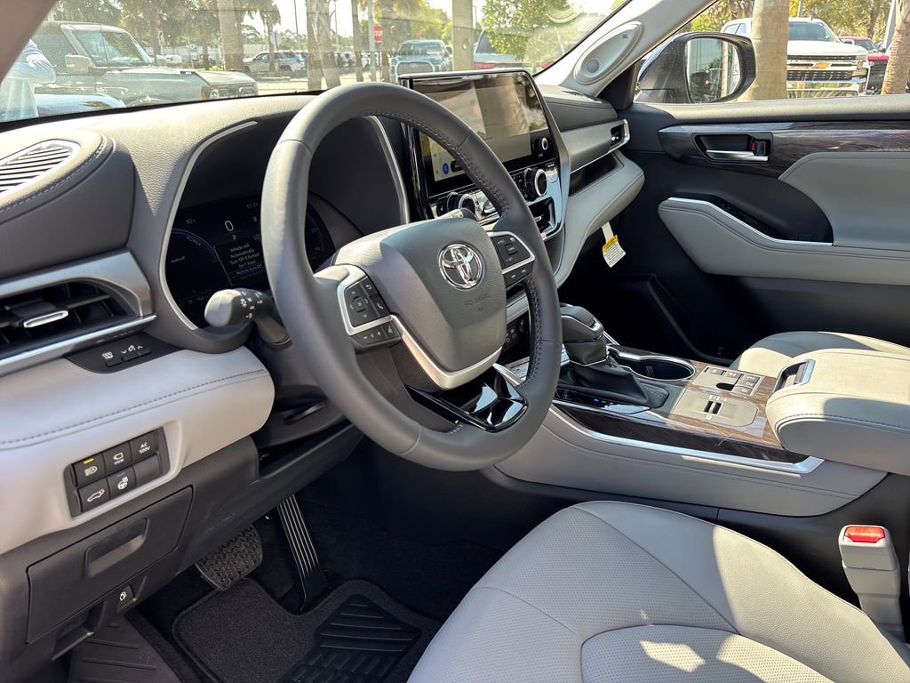 New 2026 Toyota Highlander Limited image 7