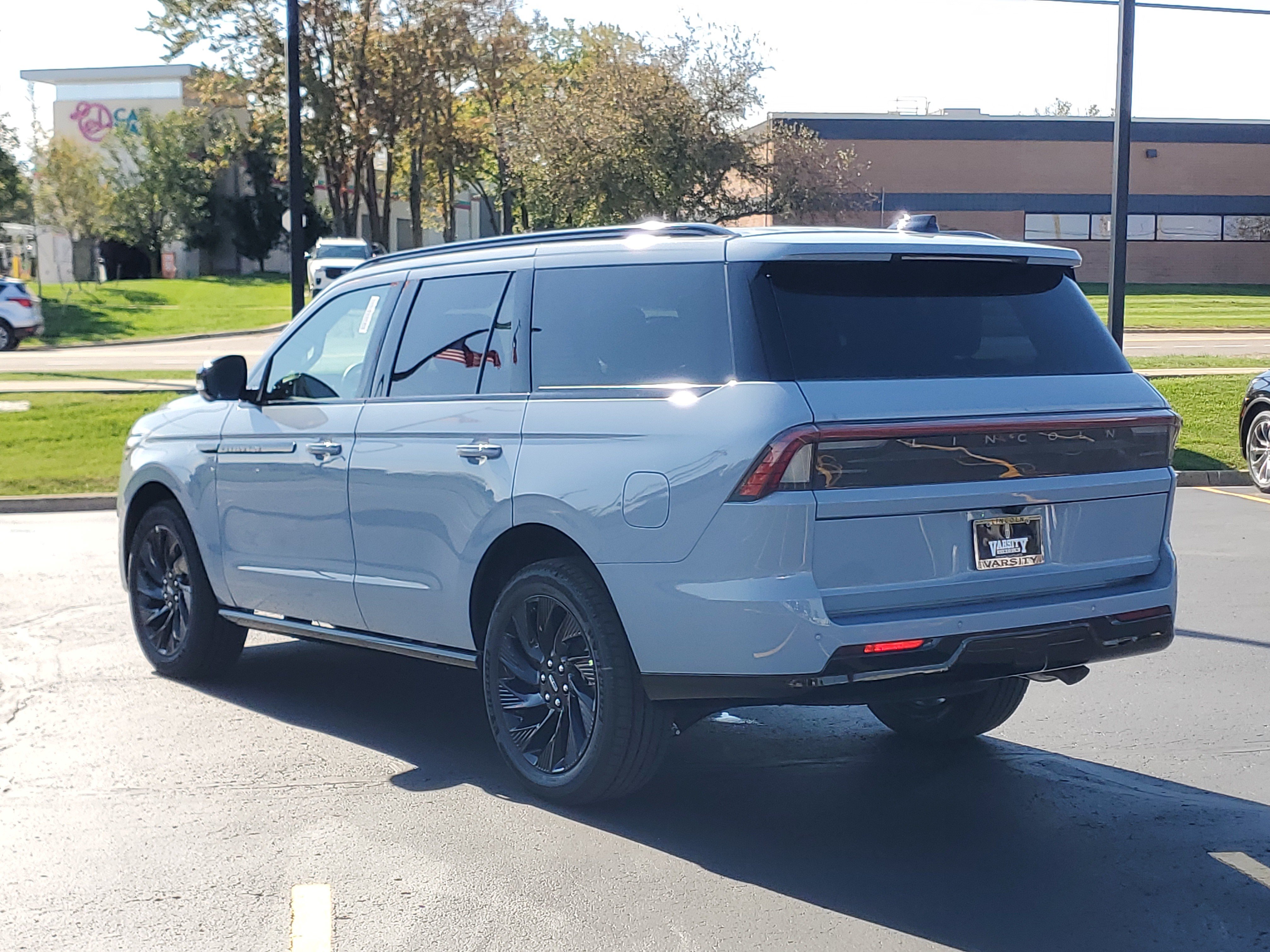 New 2027 Lincoln Navigator Reserve w/ Jet Appearance Package AWD/4WD image 3