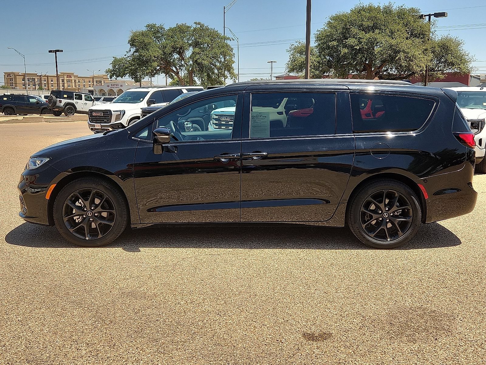 Used 2025 Chrysler Pacifica Limited FWD image 2