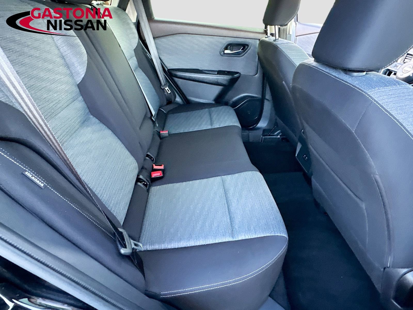 Used 2023 Nissan Rogue SV image 34