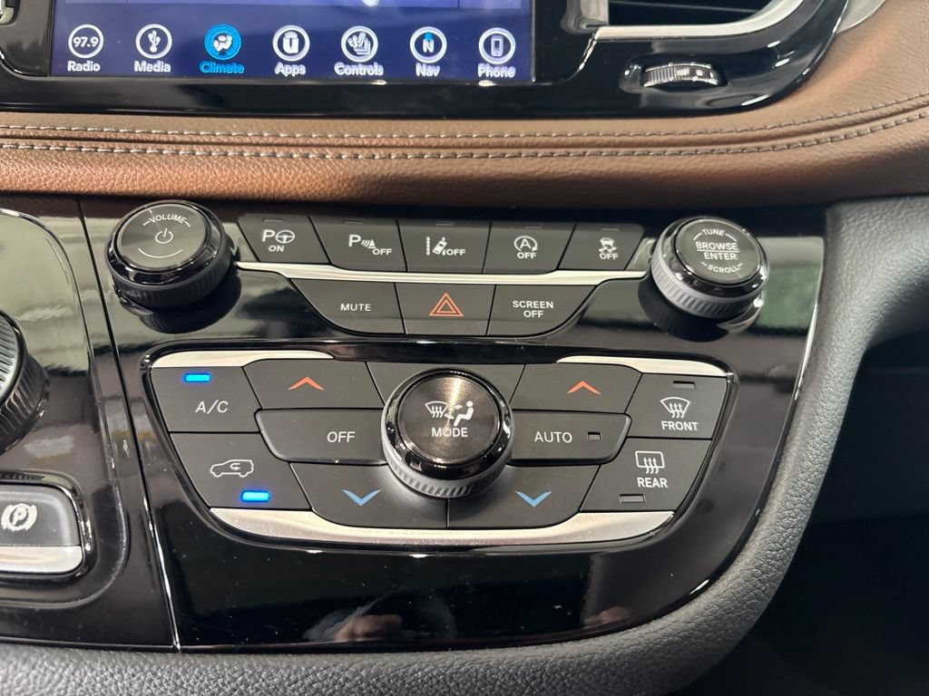 Used 2019 Chrysler Pacifica Limited FWD image 23