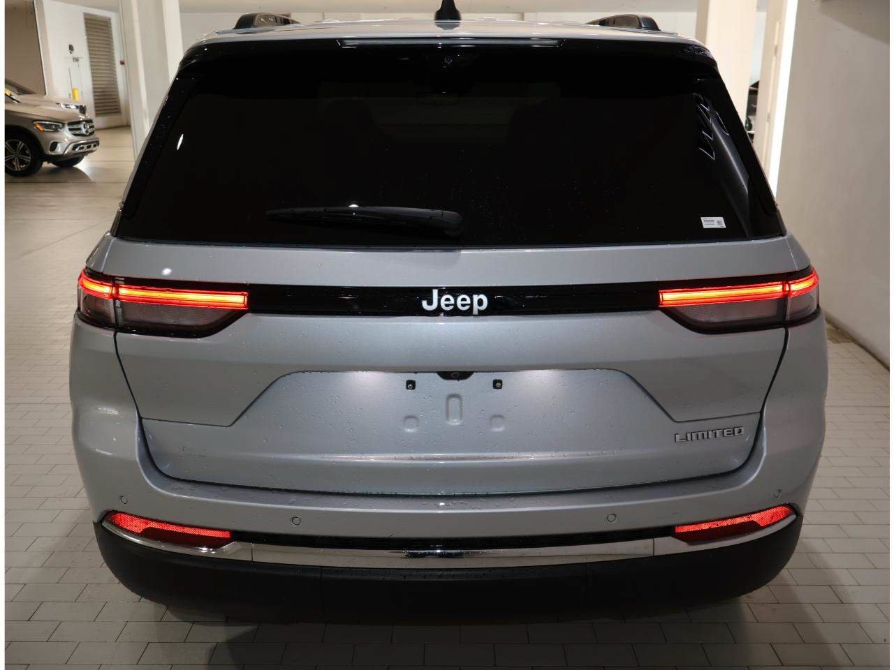 Used 2025 Jeep Grand Cherokee Limited w/ Luxury Tech Group II RWD image 6