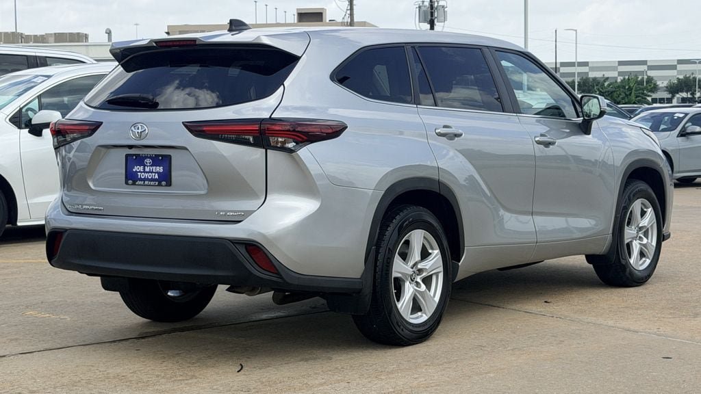 Used 2024 Toyota Highlander LE AWD/4WD image 7