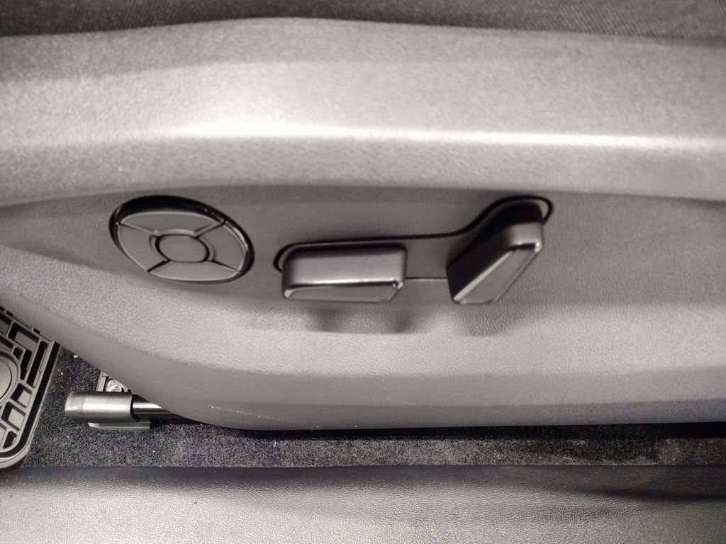 New 2026 Volkswagen Tiguan SE image 21