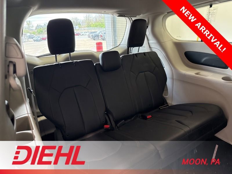 Used 2019 Chrysler Pacifica Touring-L w/ Advanced Safetytec Group image 11