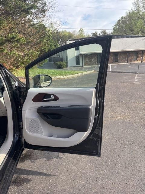 Used 2020 Chrysler Pacifica Limited w/ Advanced Safetytec Group image 22