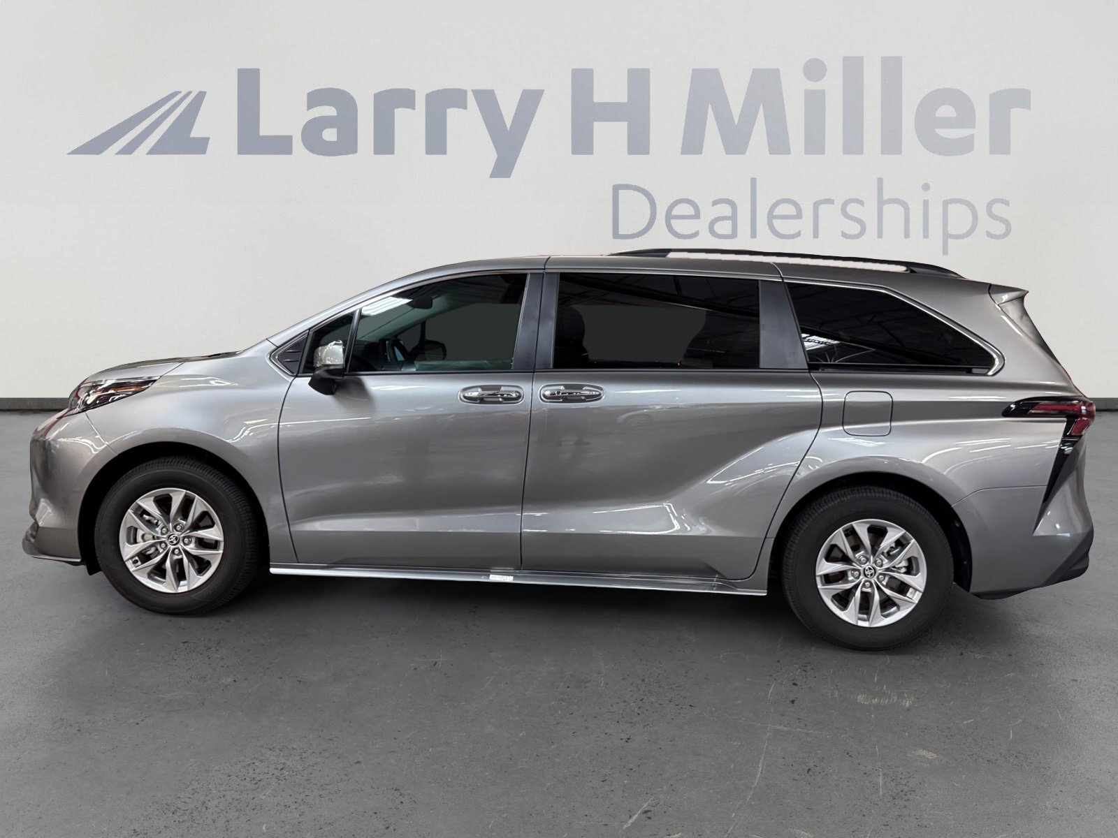 Certified 2026 Toyota Sienna XLE FWD image 2