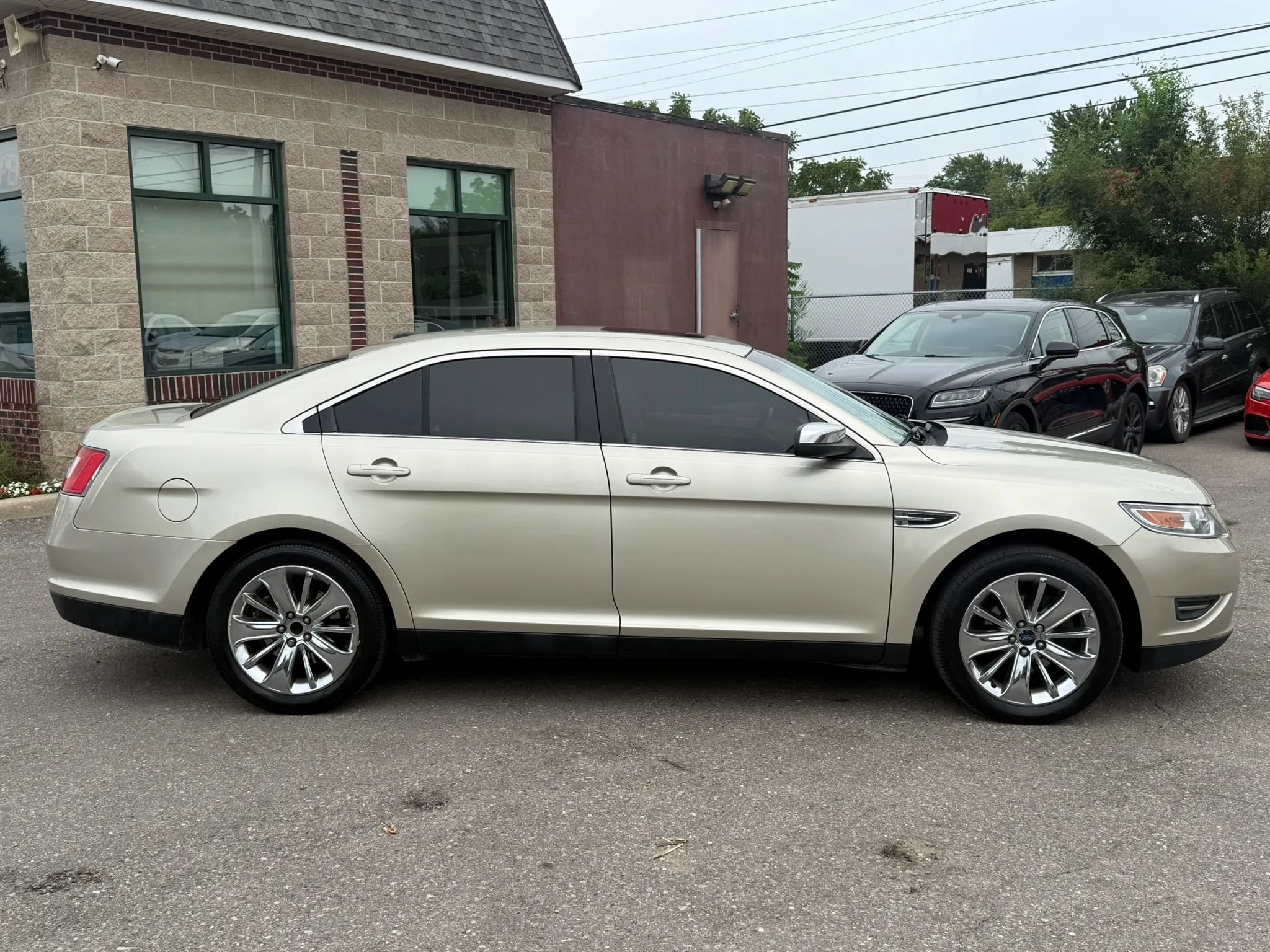 Used 2011 Ford Taurus Limited w/ 301A Rapid Spec Order Code FWD image 4