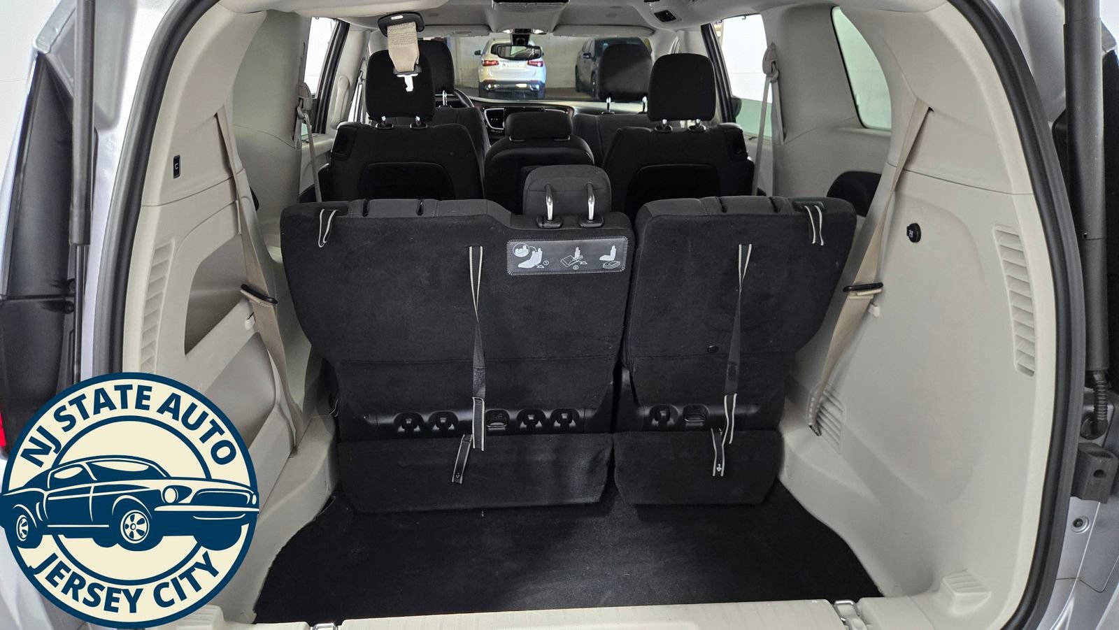 Used 2019 Chrysler Pacifica Touring Plus w/ Tire & Wheel Group FWD image 33