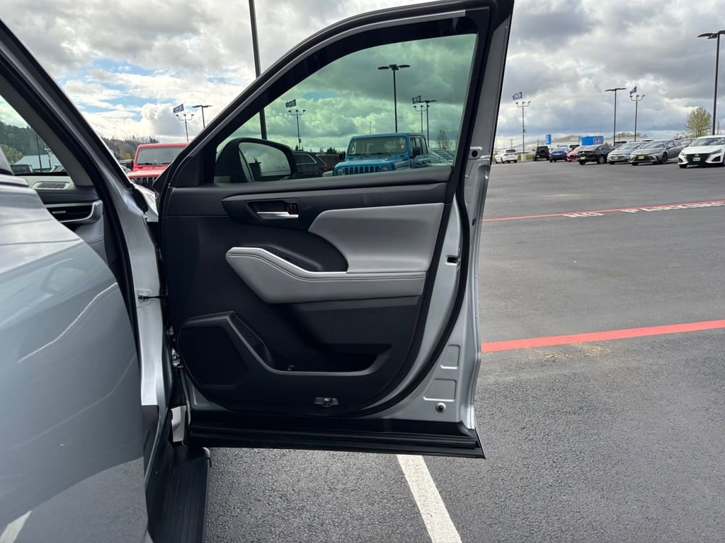 Used 2022 Toyota Highlander XLE AWD/4WD image 25