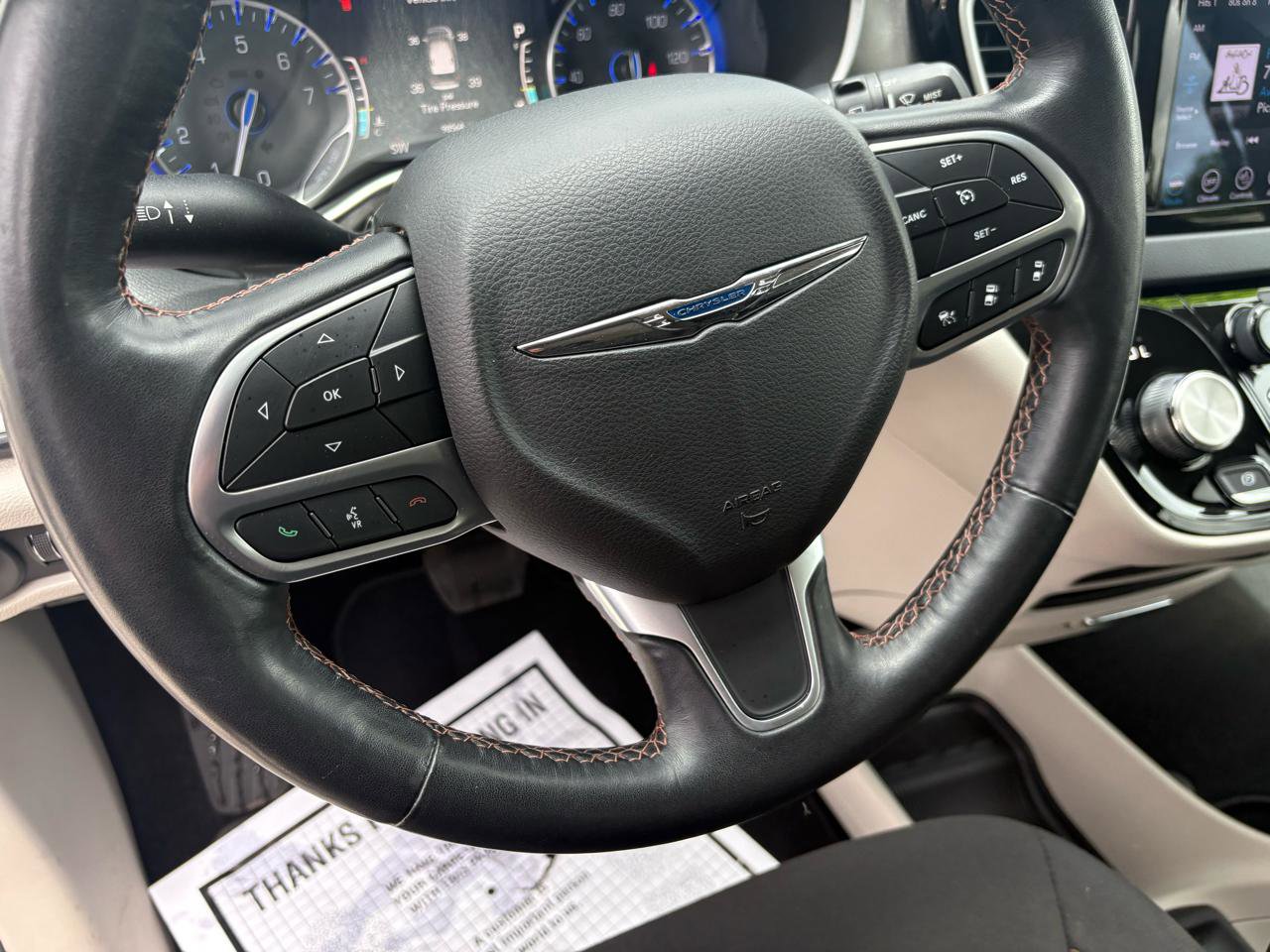 Used 2020 Chrysler Pacifica Touring w/ Advanced Safetytec Group FWD image 13