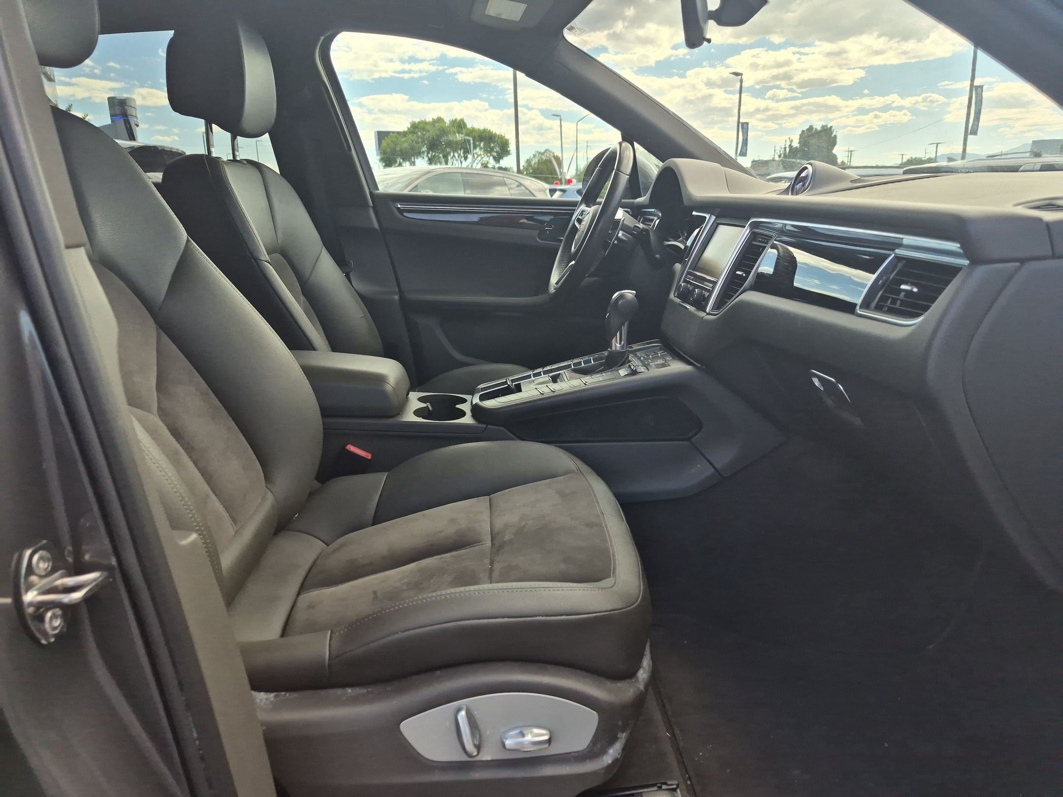 Used 2016 Porsche Macan S w/ Infotainment Package AWD/4WD image 31