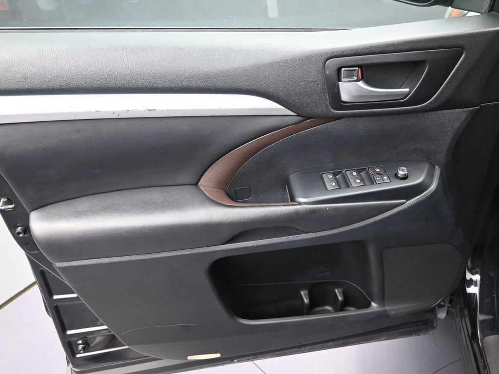 Used 2019 Toyota Highlander XLE image 10
