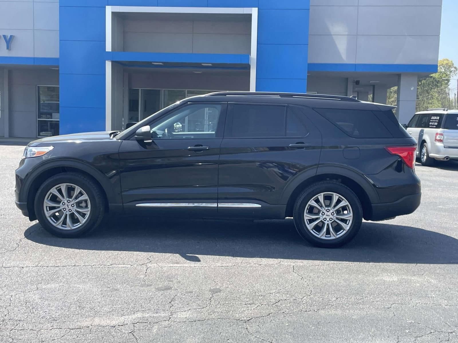 Used 2023 Ford Explorer XLT w/ Equipment Group 202A AWD/4WD image 6