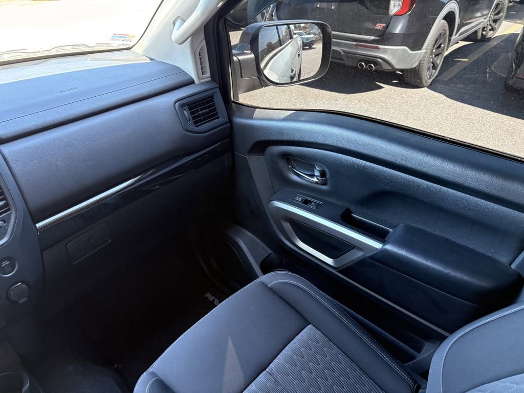 Used 2022 Nissan Titan SV image 17