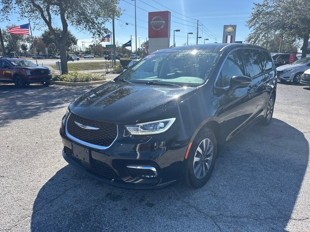 Used 2024 Chrysler Pacifica Select image 4