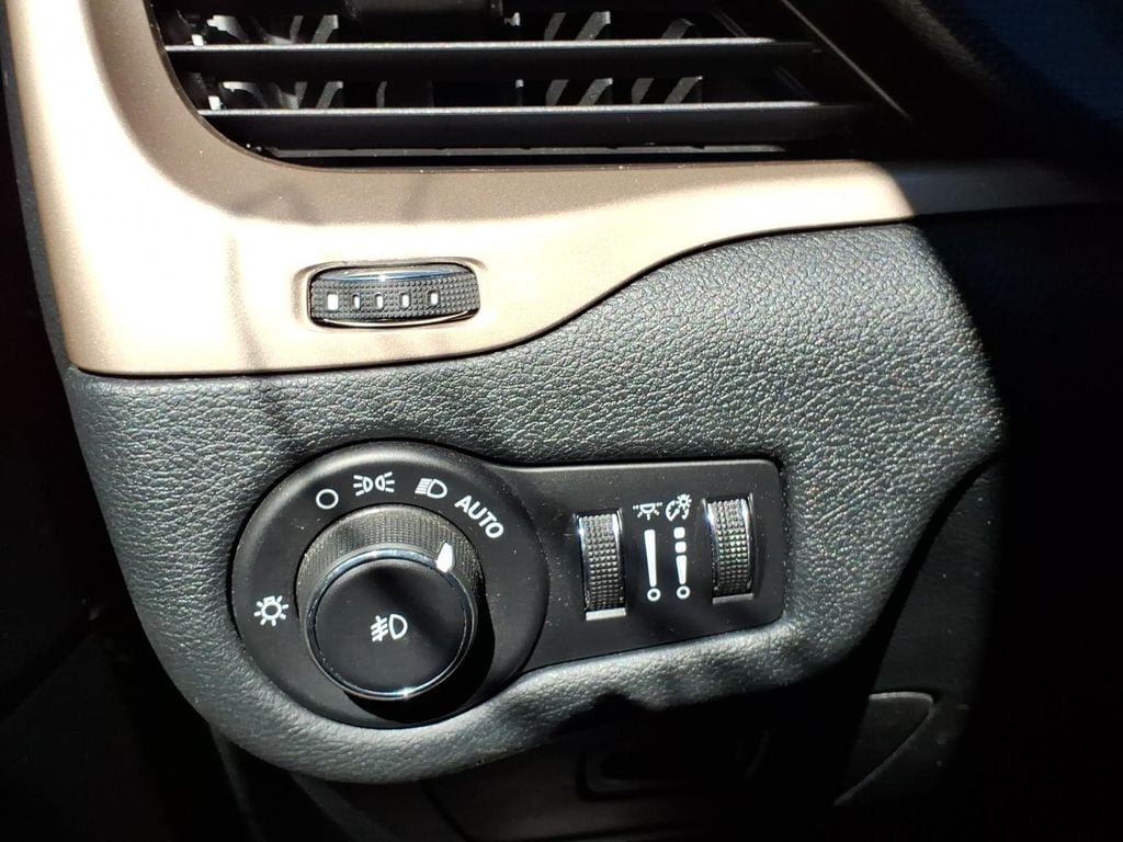 Used 2016 Jeep Cherokee Limited AWD/4WD image 22