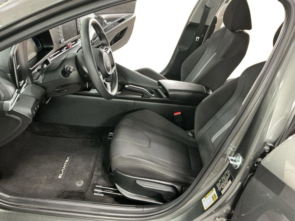 Certified 2025 Hyundai Elantra SE image 6