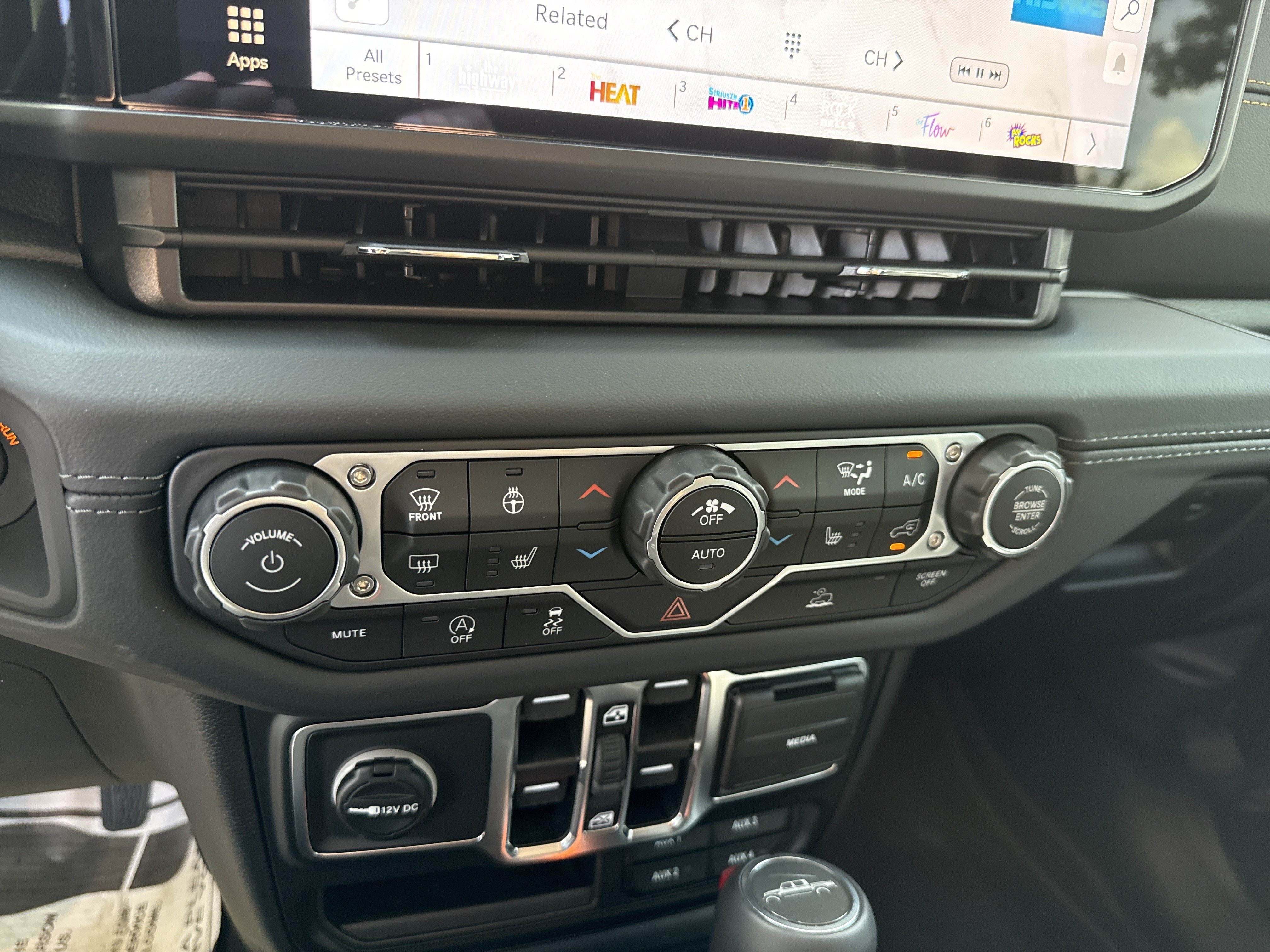 New 2025 Jeep Gladiator Sport w/ Premium Package AWD/4WD image 22