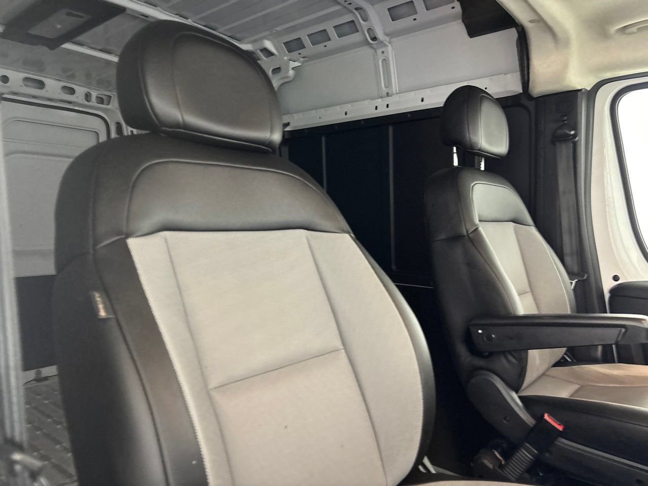 Used 2025 RAM ProMaster 2500 w/ Convenience Group FWD image 25