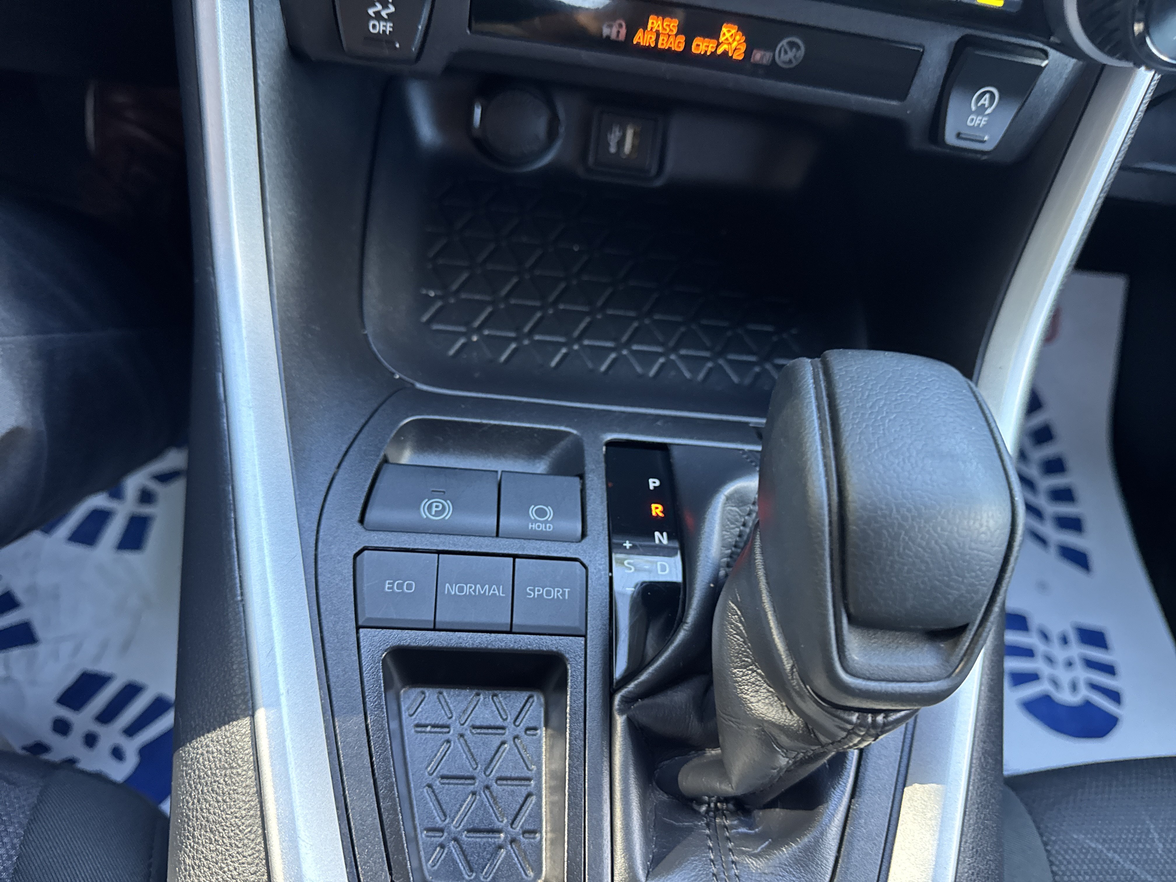 Used 2025 Toyota RAV4 XLE FWD image 32
